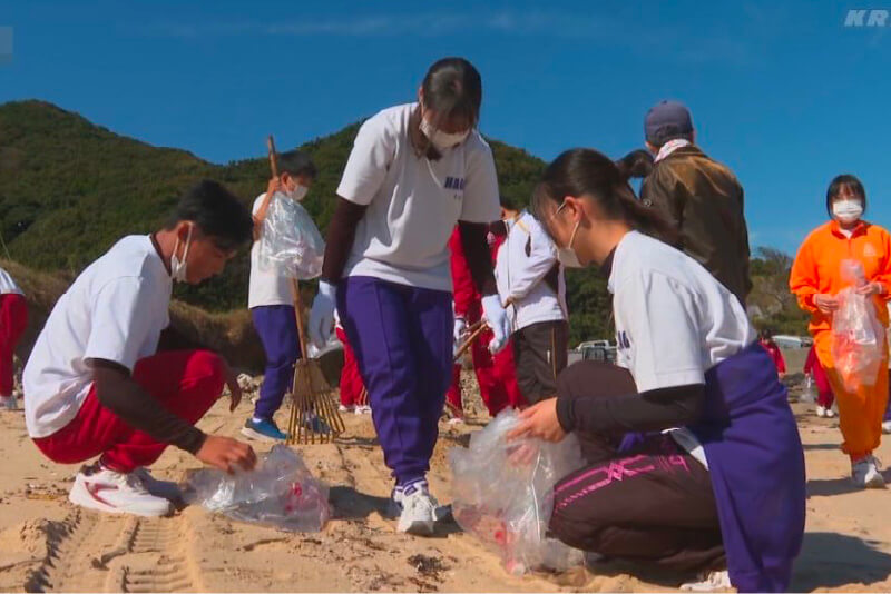 高校生が鳴き砂の浜を清掃