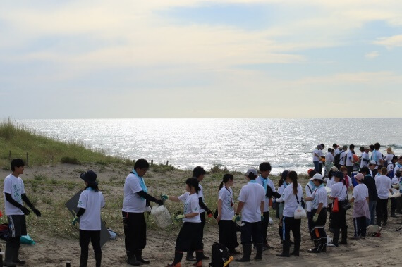 ユースによる海洋ゴミ清掃活動　～海と日本PROJECT～