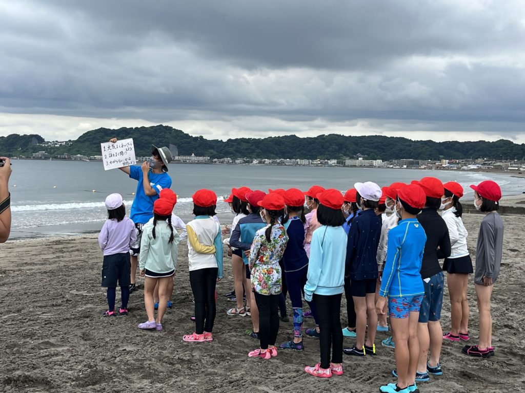 プールの代わりに鎌倉の海で体育の授業を実施