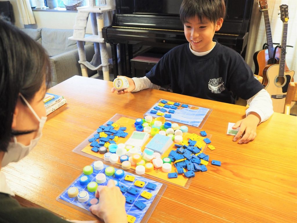 海には課題がいっぱい! 海のことを楽しく学べるボードゲームを独自開発