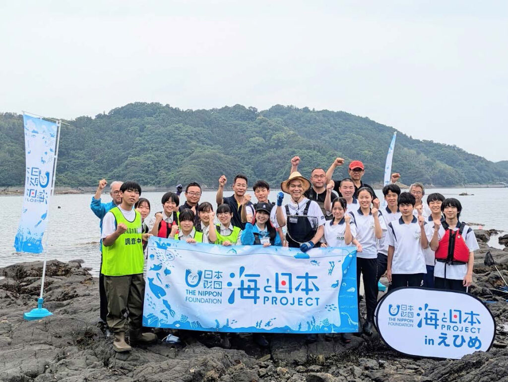 幼魚水族館館長・鈴木香里武さんがやってきた！ 地元高校生と取り組む沿岸生態系調査イベント 「小さな生き物たちの大きな海～Let’s Go タイドプール～」を開催