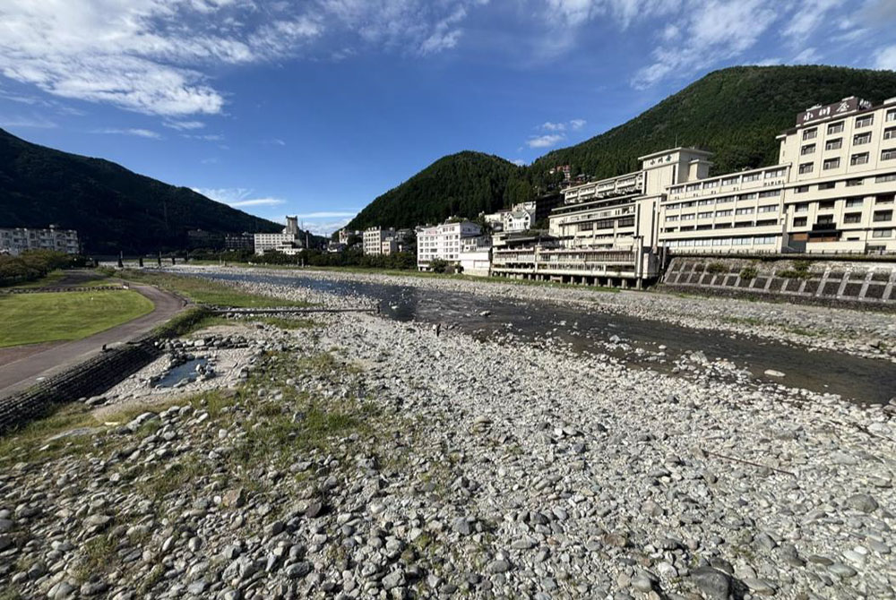 温泉地での海洋ごみ削減・啓発<br>①ウォークラリーイベント「ケロっと変えよう、未来の海！」<br>②温泉街をめぐるごみ拾いイベント